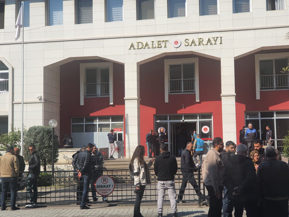FESDER_571's tweet photo. Turgutlu Adliyesi Önünde Taraflı Muamele

Atatürkçü Düşünce Derneği bölge yetkilileri ile Eğitim-İş Sendikası temsilcilerinin, Ramazan Hoca davasında taraf olmamalarına rağmen duruşma salonuna alınmalarına karşın; organizasyonu düzenleyen derneğimizin başkanı, Ramazan Hoca’nın ailesiyle birlikte barikat dışında bırakılmıştır.

Derneğimizin içeri alınmamasına karşı gösterilen tepki üzerine, ilgili kişilerin de alandan uzaklaştırılması istenmiş; bunun ardından dernek başkanımız, duruşmayı gözlemlemek üzere salona alınmıştır.

Ramazan Hoca’nın yaşlı annesi ise, güvenlik gerekçesiyle oluşturulan barikatın dışında tutulmuş; ancak dernek başkanımızın itirazı neticesinde duruşma salonuna girebilmiştir.

Ayrıca Ramazan Hoca’nın eşinin duruşma salonuna alınmaması üzerine, dernek başkanımız görevli memurların taraflı tutum sergilediğini belirterek bu durumun tutanak altına alınmasını talep etmiş; yapılan itiraz sonucunda salona girmesi sağlanmıştır.

Sayın İçişleri Bakanımız @mustafaciftcitr @ManisaValiligi  ve Sayın @_vahdettinOZKAN ın, söz konusu durumu Turgutlu Adliyesi önünde görev yapan emniyet mensuplarının kayıtlarından teyit edebileceğize ve gerekeni yapacağınıza inanıyoruz.

#FESDER 
#RamazanHocaÖzgür