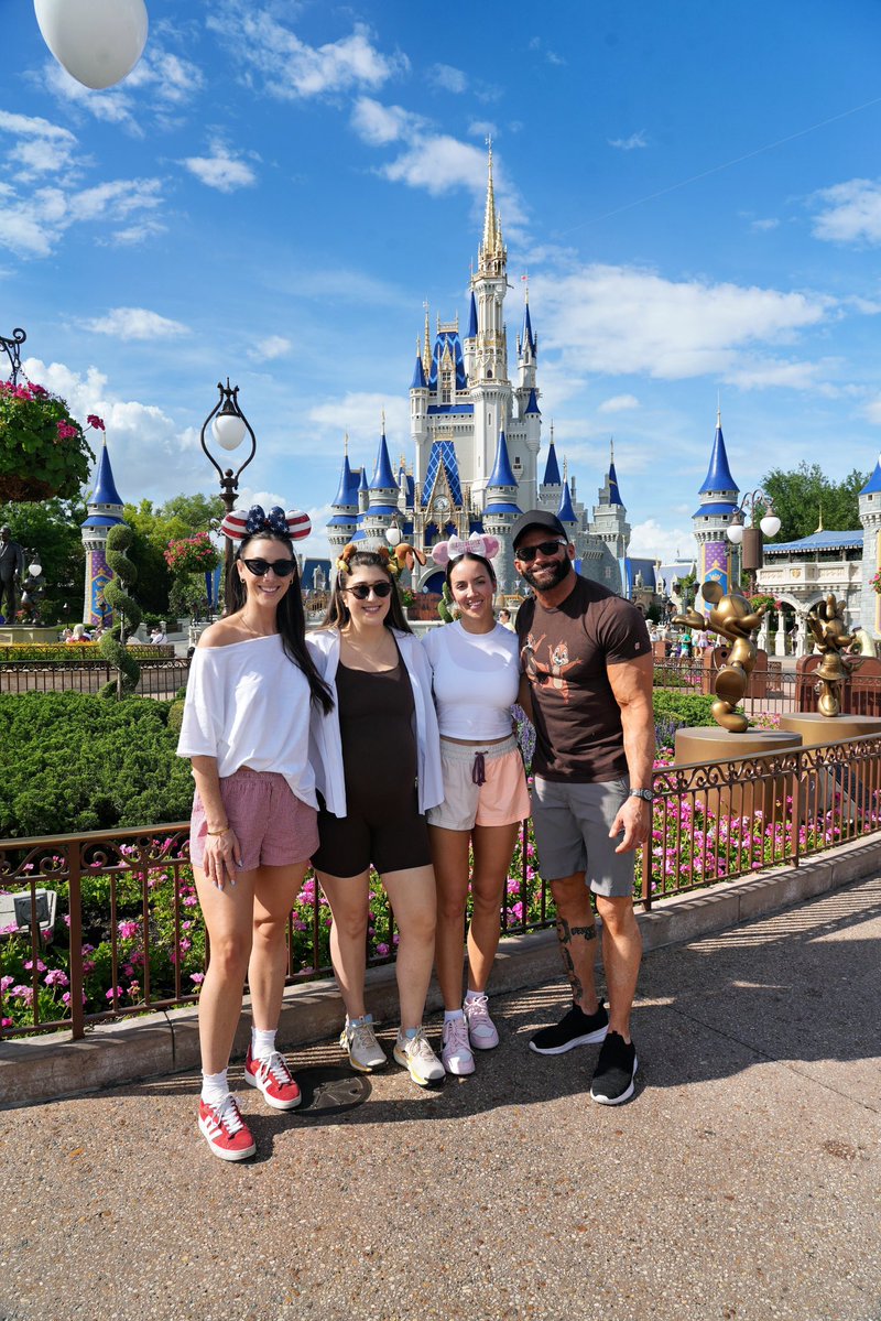 CHELSEA GREEN tweet media