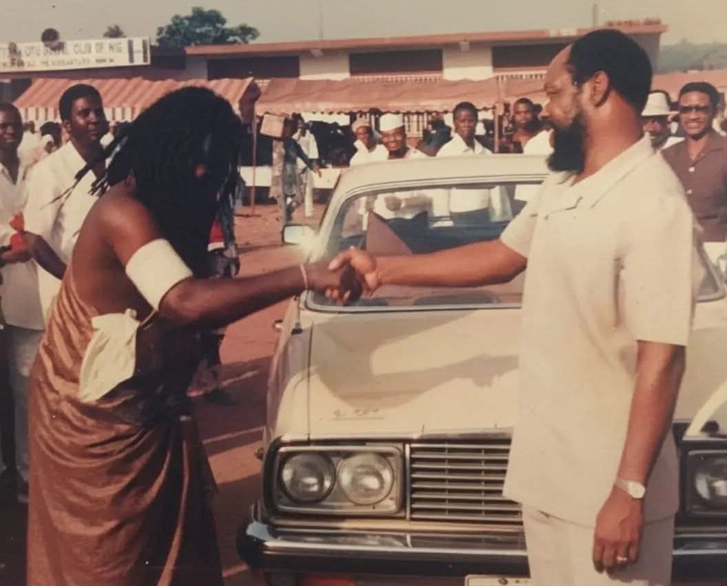 IgboHistoFacts's tweet photo. Igbo highlife legend Captain Muddy Ibe and General Chukwuemeka Ojukwu at a function in 1983 — two Igbo legends. Both are no more. 🕊️ https://t.co/c0WtLVTLj8