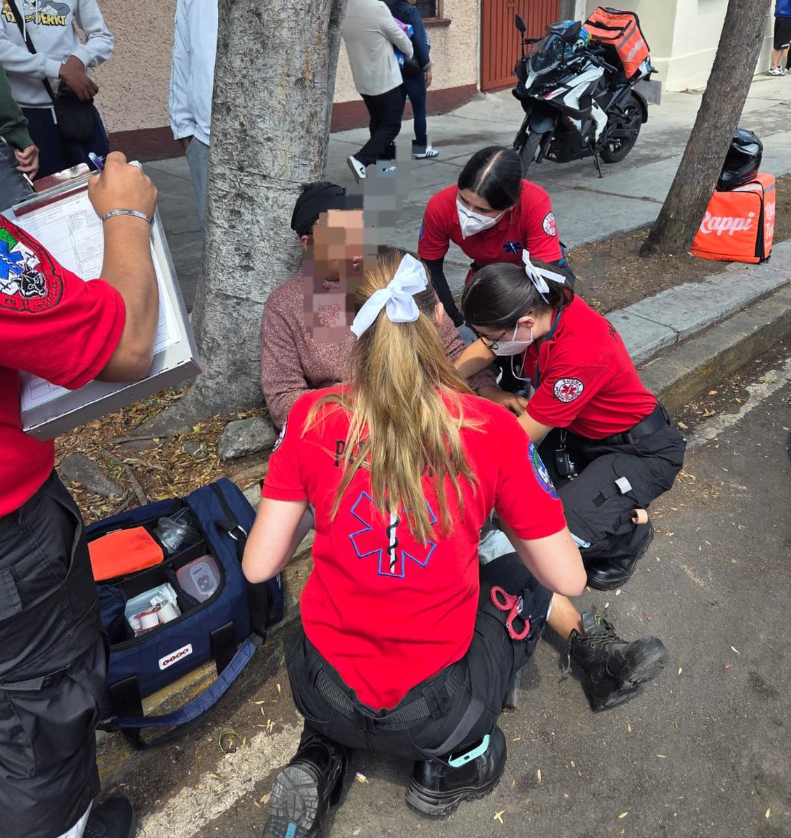 SUUMA_CDMX's tweet photo. #AlMomento: Estamos en avenida Gómez Farías esquina General Miguel Negrete, atendiendo motociclista 🏍️ lesionado. 🚑🚨 https://t.co/IXDcpZyzMz