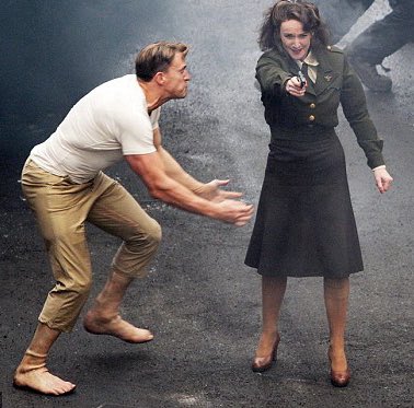 Cultination1's tweet photo. 🇺🇸📽️🎬 Le détail que presque tout le monde a raté dans Captain America: The First Avenger : Chris Evans portait des prothèses de pieds.

La plupart des gens ont vu les films Captain America des dizaines de fois, mais presque personne n’a remarqué ce détail.  

Dans Captain America: The First Avenger, juste après que Steve Rogers ait subi la procédure du sérum de super-soldat, le Dr Erskine est abattu par un assassin d’Hydra.

 Steve, qui avait enlevé ses chaussures avant d’entrer dans la chambre de transformation, sort instinctivement du laboratoire et poursuit l’assassin pieds nus dans les rues.  

À l’écran, la scène paraît totalement réaliste. Pourtant, ce ne sont pas les vrais pieds de Chris Evans.  

Pour protéger l’acteur et sa doublure des surfaces rugueuses pendant le tournage, l’équipe a créé des prothèses de pieds sur mesure : des enveloppes en caoutchouc sculptées et peintes pour ressembler parfaitement à des pieds nus, avec le même teint de peau et jusqu’aux ongles d’orteils. Les acteurs les portaient comme des chaussures tout au long de la poursuite. 
(Daily Mail)