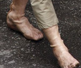 🇺🇸📽️🎬 Le détail que presque tout le monde a raté dans Captain America: The First Avenger : Chris Evans portait des prothèses de pieds.

La plupart des gens ont vu les films Captain America des dizaines de fois, mais presque personne n’a remarqué ce détail.  

Dans Captain