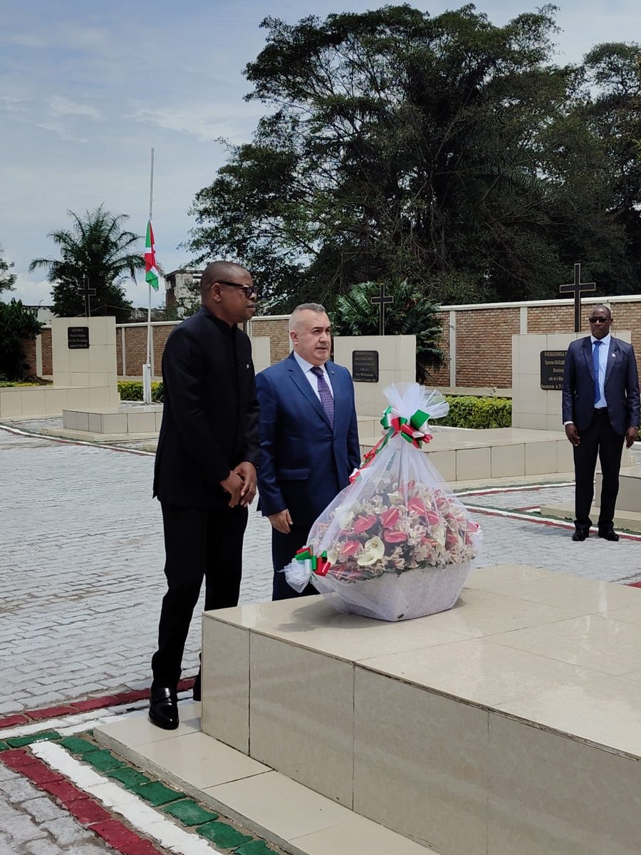 TC_BujumburaBE's tweet photo. 🇹🇷 Büyükelçi Alp Işıklı, Burundi’nin eski Cumhurbaşkanı Sn Cyprien Ntaryamira’nın vefatının 32. Yıldönümü için 🇧🇮 Cumhurbaşkanı Sn. Evariste Ndayishimiye’nin teşrifiyle düzenlenen anma törenine katıldı @TC_Disisleri @MAEBurundi https://t.co/RGVGs2Qa7l