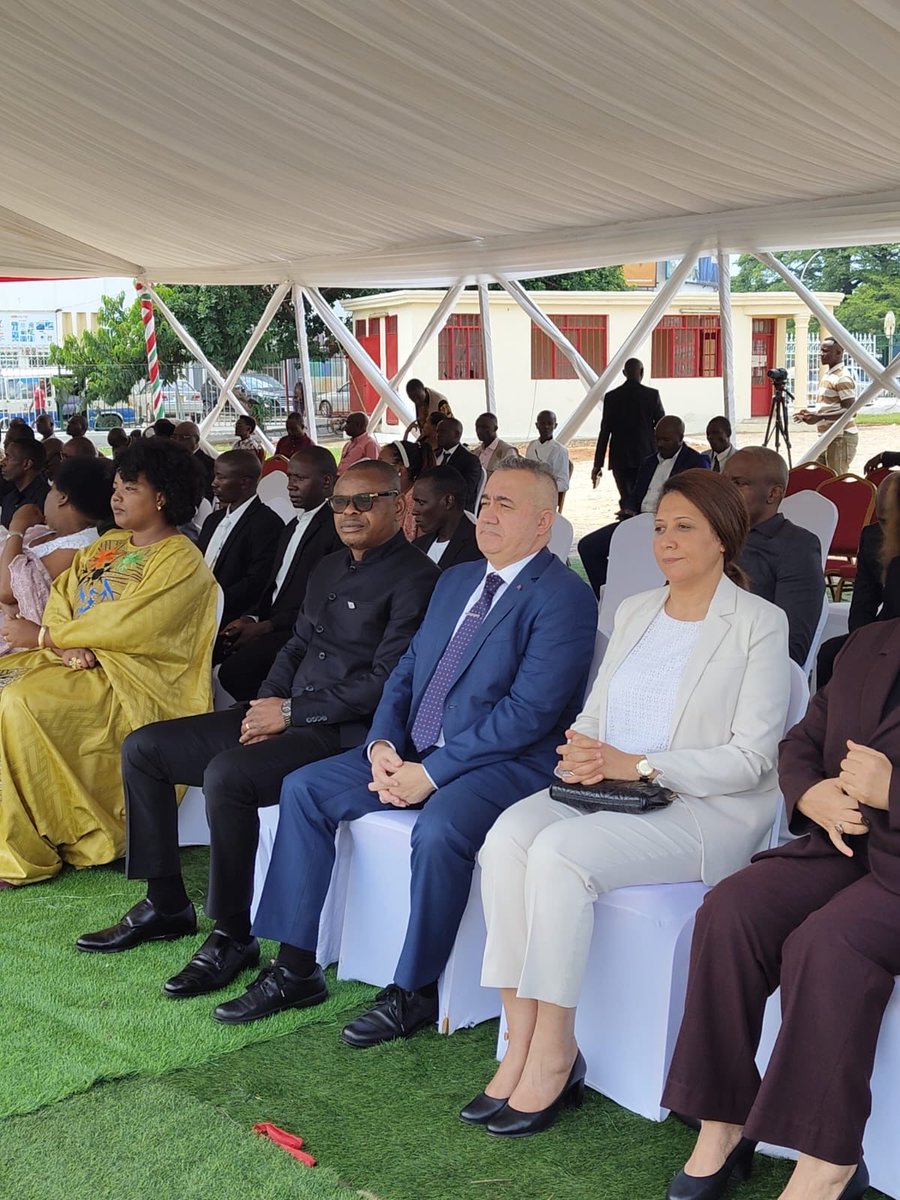 TC_BujumburaBE's tweet photo. 🇹🇷 Büyükelçi Alp Işıklı, Burundi’nin eski Cumhurbaşkanı Sn Cyprien Ntaryamira’nın vefatının 32. Yıldönümü için 🇧🇮 Cumhurbaşkanı Sn. Evariste Ndayishimiye’nin teşrifiyle düzenlenen anma törenine katıldı @TC_Disisleri @MAEBurundi https://t.co/RGVGs2Qa7l