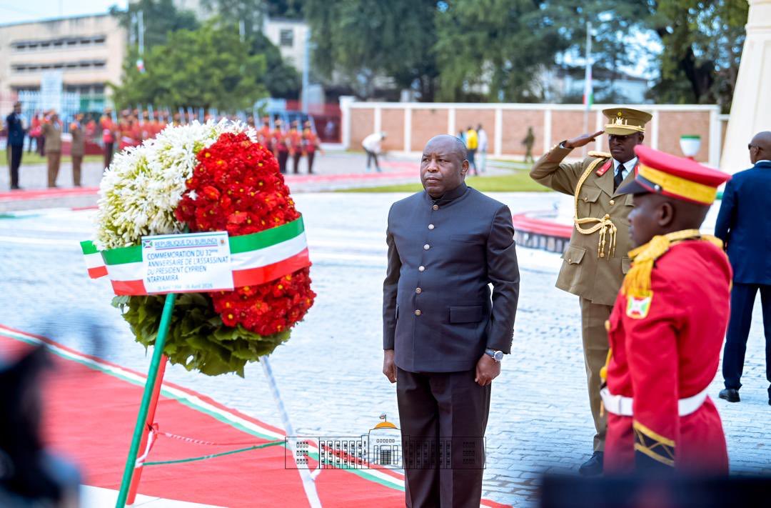 TC_BujumburaBE's tweet photo. 🇹🇷 Büyükelçi Alp Işıklı, Burundi’nin eski Cumhurbaşkanı Sn Cyprien Ntaryamira’nın vefatının 32. Yıldönümü için 🇧🇮 Cumhurbaşkanı Sn. Evariste Ndayishimiye’nin teşrifiyle düzenlenen anma törenine katıldı @TC_Disisleri @MAEBurundi https://t.co/RGVGs2Qa7l