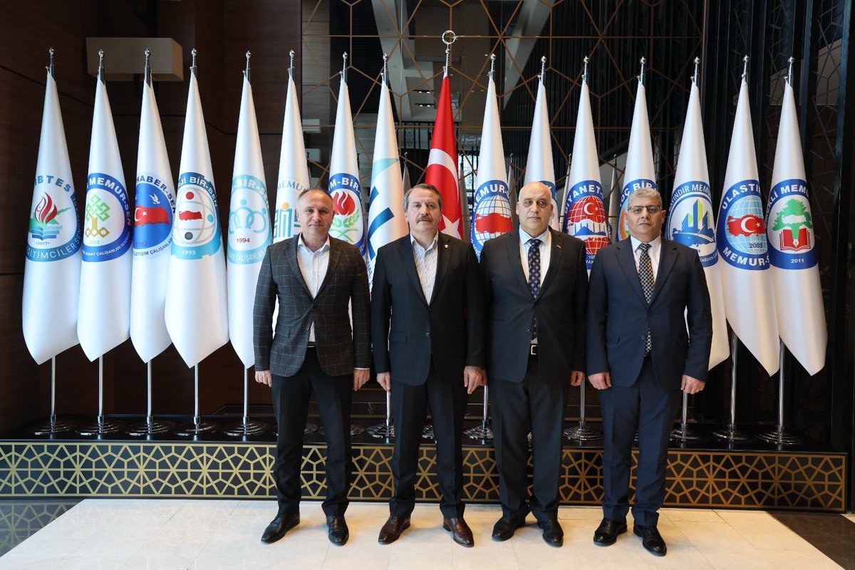MemurSenKonf's tweet photo. Filistin Büyükelçisi Memur-Sen’i Ziyaret Etti

Filistin’in Ankara Büyükelçisi Sayın Nasri Abu Jaish, Genel Başkanımız Ali Yalçın’ı ziyaret etti. Ziyarette, Filistin’de yaşanan insanlık dramına karşı Memur-Sen’in duruşu, sendikal faaliyetler ve geleceğe yönelik işbirliği beklentileri ele alındı.

Genel Başkanımız Ali Yalçın, “Gazze veya Filistin her zaman gündemimizde oldu, olmaya da devam edecek. Bu, Mehmet Akif İnan’dan bize kalan bir vasiyet, bir emanet. Gazze ve Filistin davasını gündemde tutmak için insan olmak yeterlidir. Filistin davasını canlı tutmak ve Filistin özgürlüğüne kavuşana kadar mücadeleyi sürdürmekte kararlıyız” ifadelerini kullandı. 

Görüşmede, Gazze’ye insani yardım ulaştırmayı hedefleyen Sumud Filosu’na verilen destek de gündeme geldi. Yalçın, Memur-Sen’in bu süreçte yalnızca dayanışma mesajlarıyla değil, doğrudan katılım ve organizasyon desteğiyle de sorumluluk üstlendiğini belirtti.

Büyükelçi Abu Jaish ise Filistin halkının haklı davasına yönelik uluslararası farkındalığın artırılmasında Memur-Sen’in öncülük etmesinin kendileri için oldukça önemli olduğunu vurguladı.

https://t.co/cYTMDUwuqf

@_aliyalcin_ @hamzaoksz