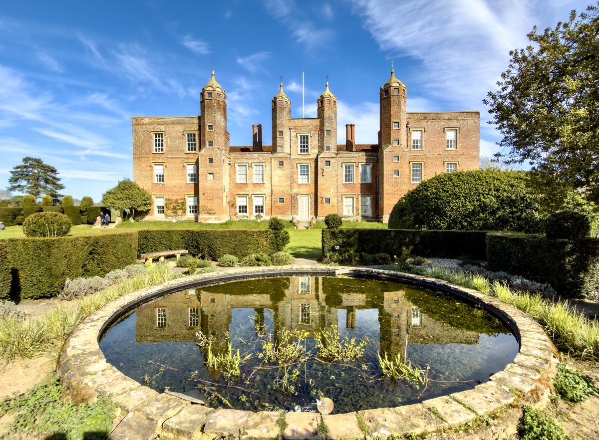 VeronicaJoPo's tweet photo. What a lovely day at @melfordhall in Suffolk. Our first visit and we had a wonderful time. #Bankholiday #MelfordHall #Lambs #Sheep #Easter #easterweekend @nationaltrust https://t.co/VbN9SLrrdA