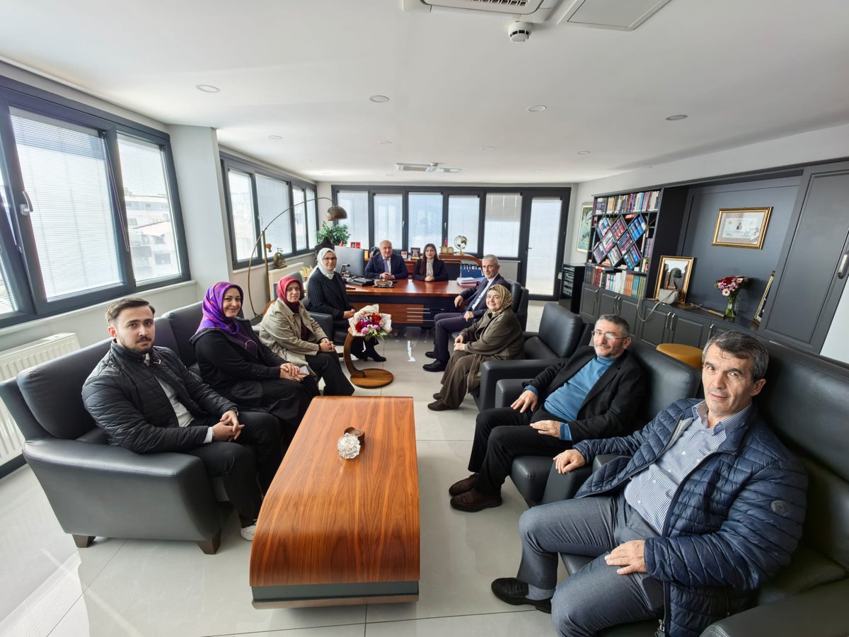 akgencgebzee's tweet photo. Kocaeli Milletvekilimiz Radiye Sezer Katırcıoğlu,İlçe Bşk Recep Kaya, GK İlçe Yöneticimiz Berat Güvendi ve yönetimimizle birlikte Aydın Hukuk Bürosu Av. Kenan Aydın, Eşi Meclis üyemiz Vasfiye Aydın, Av. kızları ve genç avukatlarımızı ziyaret ederek Avukatlar günlerini kutladık. https://t.co/vUFCpKW977