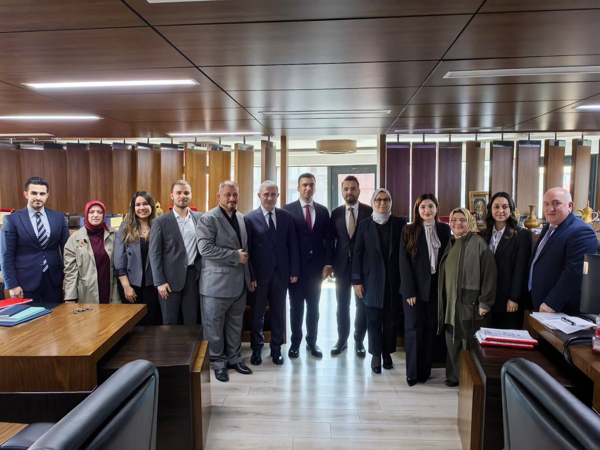 akgencgebzee's tweet photo. Kocaeli Milletvekilimiz Radiye Sezer Katırcıoğlu,İlçe Bşk Recep Kaya, GK İlçe Yöneticimiz Berat Güvendi ve yönetimimizle birlikte Aydın Hukuk Bürosu Av. Kenan Aydın, Eşi Meclis üyemiz Vasfiye Aydın, Av. kızları ve genç avukatlarımızı ziyaret ederek Avukatlar günlerini kutladık. https://t.co/vUFCpKW977