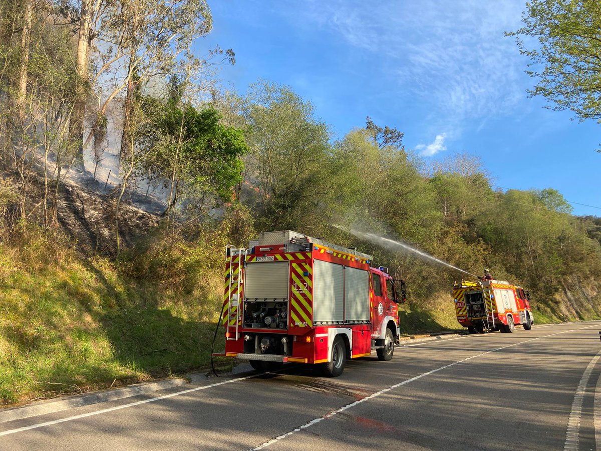 112Cantabria's tweet photo. Esta tarde noche bomberos @cantabriaes están poyando a los @BbffCantabria en la extinción de incendios de vegetación. Os dejamos unas imágenes de la intervención conjunta en una zona cercana a la presa de #Palombera. https://t.co/GcnfA2LYxR