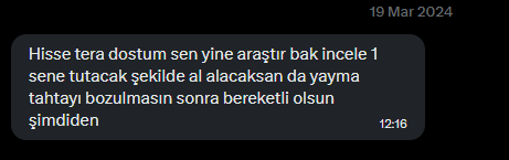 growtzzz's tweet photo. 1 MİLYON'U BORSA'DA 100 MİLYON YAPMAK! 

Hepimiz Borsa'ya para kazanmak amacıyla geliyoruz.

Analiz sistemleri, risk yönetimi, içsel bilgiler, teknik analiz, takas analizi, patron analizi ve türlü şeylerle kendimizi parçalıyoruz. 

Aslında Borsa'da bulunan herkesin amacı büyük parayı bulmak ve en çok yükselmiş senedi almış olmaktır yani PARA YAPMAK!

Peki bunu nasıl yapacağız? 

Ben de bu soruları kendime sorarken, o zamanlar yeni tanıdığım şu an hayatımda ciddi yer kaplayan çok kalender ve usta bir abiyle tanıştım. 

Sene 2024 Şubat Ayında, #TERA hissesiyle ilgileniyordu bildiğiniz adam TERA TERA diye kafayı yakmıştı. 

Bugün TERA - TERA diye göt atan kimse o zamanlar böyle bir kurumun varlığından dahi haberdar değildi. 

Ben de açıkçası pek iplememiştim, kademe - derinlik - el okuma - oyuncu tarzlarını anlattı. 

Kademeye yazılan mallardan tut, park hesaplarına, makas açmalarına, kimin alıp kimin vurduğuna, temel analizin önemine kadar o kadar çok şey sordum ki aklınız gider.

Sonrasında hisse tam 6 ay yattı, ben de kendi kendime adam kolpacı çıktı diyorum arada da takılıyorum abi ne oldu senin tahta falan diye. 

TERA o zamanlar şimdi ki fiyatıyla 3 lira arkadaşlar yanlış olmasın, tahta 300 lira şu an ben de ki özgüvene bak amk. :D

Tahtaya bastıkça mal alıyor bana da resim atıyor, bu adam diyorum kafayı kırmış boşa uğraşıyor. 

Velhasıl kelam, tahta ufak ufak yürümeye başladı %50 gidiyor %30 düzeltme, destek kırıyor üstüne atıyor, direnç kırıyor altına atıyor tam bir cinayet grafiğe bakın anlarsınız. 

Tahta 30-40 liralara gelince mesaj attım, ya abi sen bunu nasıl bildin diye dedi ki bu tahtanın yolu daha çok uzun yeni başlıyor. 

10x gitmişti tahta. 

Sonra bugün herkesin bildiği ve hiç bir zaman unutamayacağı bir ralli yaşandı bahsettiğim abi üç haneli milyonlar kazandı. 

En son zevkine tahta alt pazar tahtası tavanlıyordu. 

Şimdi gelelim sonuca, gerçekten KADEME ANALİZİ para yaptırıyor bunu gözümle gördüm. 

Şu an X bir tahta 3x marjda, hala yeni başlıyor diye konuşuyoruz. 

Türkiye Borsasını bir buzdağına benzetirsek: 

En uca teknik analizi, suyun altına takas analizini, buzdağının en derin noktasını da kademeden oyuncu eli okumak diyebiliriz. 

Çok heveslenmeyin, ben iki senedir yanındayım bu işin %20'sini öğrendin dese havalara uçarım. 

Binaenaleyh, bu şekilde para yapmak mümkün fakat 1 milyon kişi varsa 1 kişi bunu ancak nasibi varsa becerebilir. 

Sadece böyle bir analiz yöntemi olduğunu ve çok önemli olduğunu bilin. 

Bu gönderiyi abimin bir sözüyle bitiriyorum:

''Tahta yapmak uyumak, yürümek, yemek yemek, koşmak gibidir değişmez. Eğer piyasada ki bir oyuncunun tahtayı nasıl işlediğini bilirsen o oyuncuyu her yerde tanırsın.'' 

Buraya kadar okuduysanız çok teşekkür ederim, umarım faydalı olmuştur.