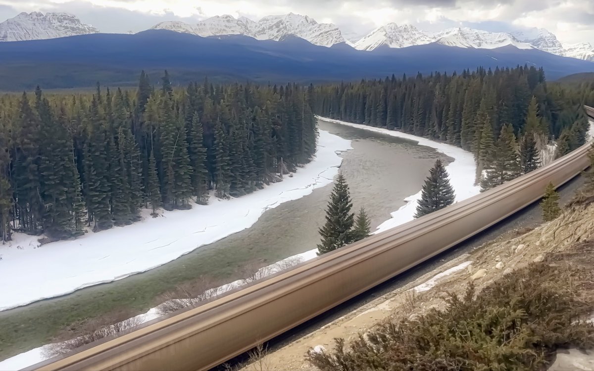 ntkngostudio's tweet image. Just look at that curve! The Kicking Horse River is absolutely stunning as it winds through the Canadian Rockies. The contrast between the glacial water, the snowy banks, and those massive peaks is just pure B.C. magic. 
#KickingHorseRiver, #ExploreBC, #RockyMountains