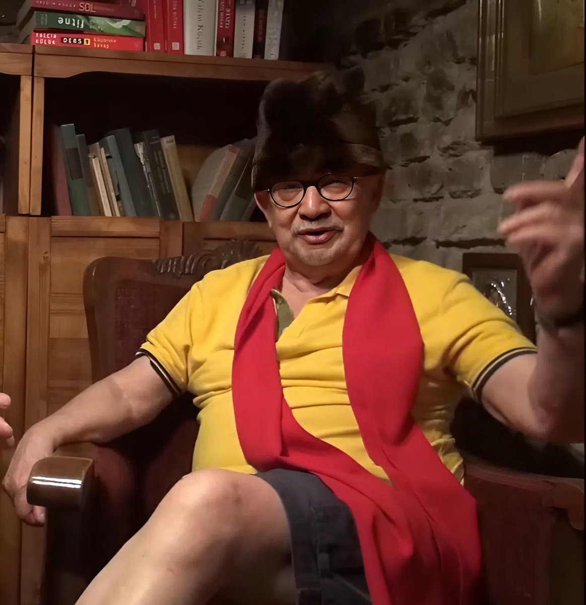 İlber Ortaylı, Celal Şengör gibi oligarşik, hakim sınıfın sözcülüğüne soyunan isimlerin aksine Profesör Yalçın Küçük Türkiye emekçi halk sınıflarından yana taraf olan gerçek bir aydın, gerçek bir entelektüeldi. Türkiye emekçi halkının başı sağ olsun 😔