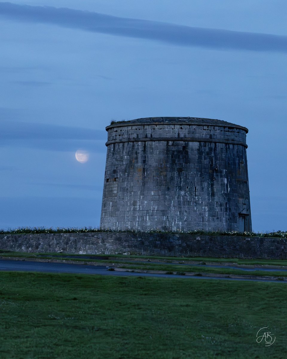 AnnBruen's tweet photo. This morning’s waning gibbous moon as viewed from Skerries, Co. Dublin. 

#waninggibbousmoon #skerries #moonset #skerriesmartellotower https://t.co/7HYF3QZJkW