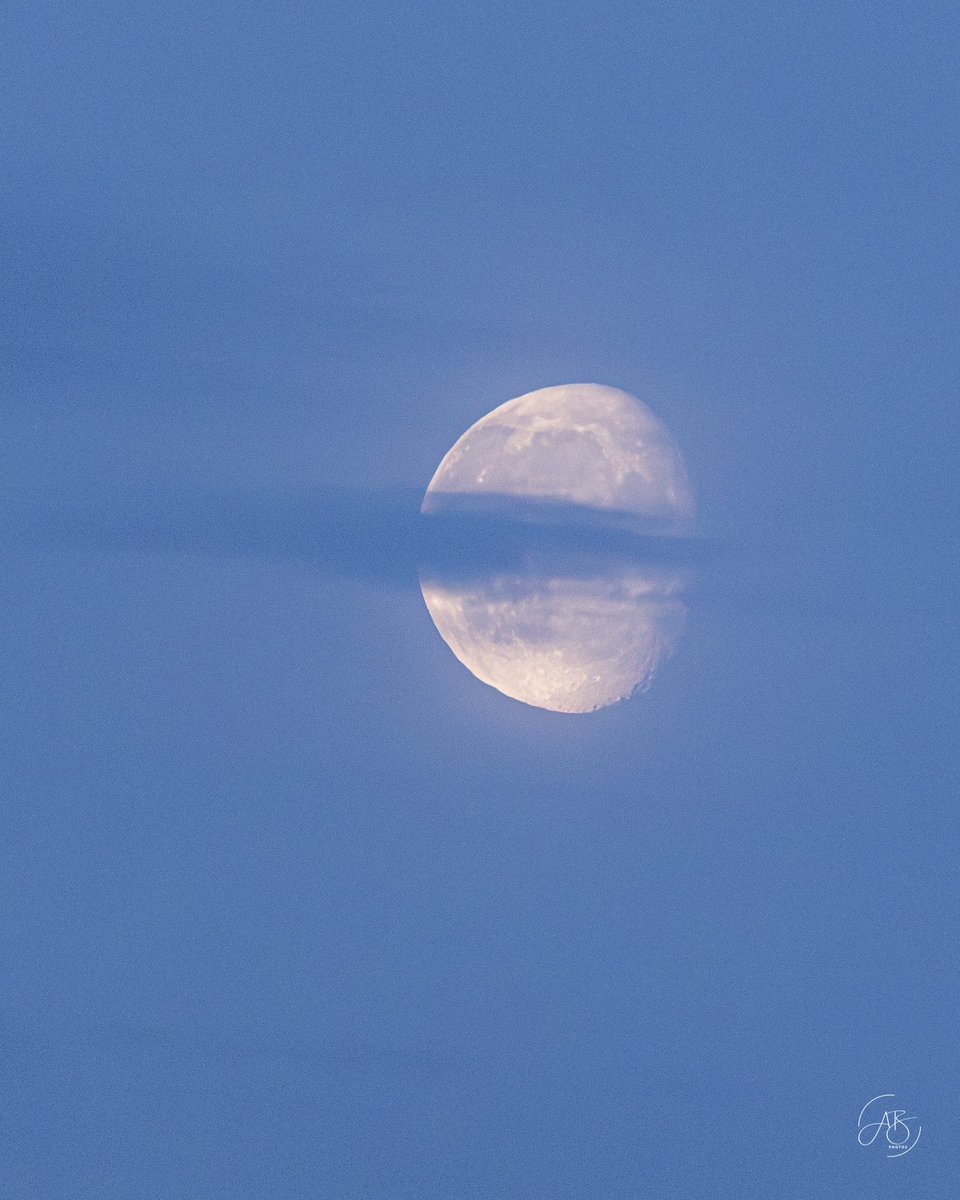 AnnBruen's tweet photo. This morning’s waning gibbous moon as viewed from Skerries, Co. Dublin. 

#waninggibbousmoon #skerries #moonset #skerriesmartellotower https://t.co/7HYF3QZJkW