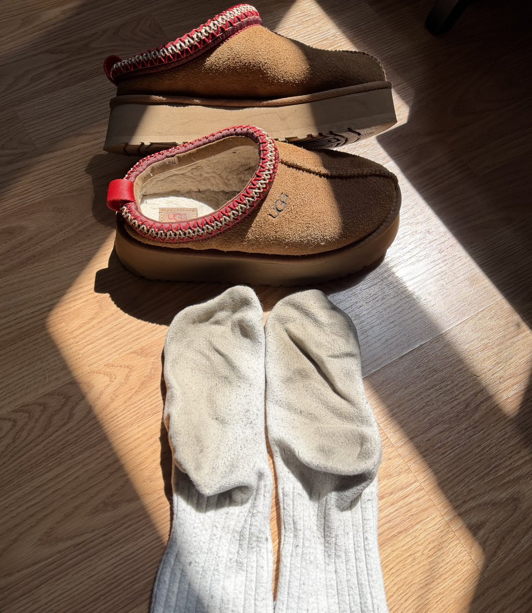 relapse4rebecca's tweet photo. posting my old uggs and ten day worn gym socks to one lucky sub today 🫶🏻 https://t.co/s9ZosODqgt