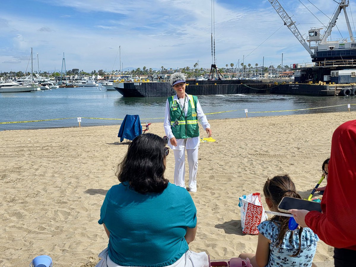 kathygilbert7's tweet image. Protecting the population - @NewportBeachFD CERT on duty! 

#Dredging #NewportHarbor every 20+years 

#NoSwimming #Please