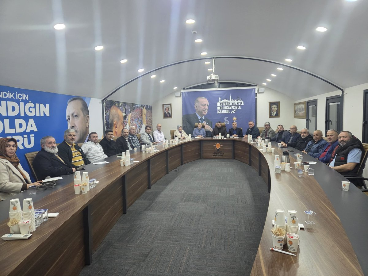 Sivil Toplum ve Halkla İlişkiler Başkanımız Emin Koca riyasetinde aylık mahalle birim başkanları toplantımızı gerçekleştirdik.

Toplantıda mahallelerimizde yürütülen çalışmalar, vatandaşlarımızın talepleri ve partimizin hizmet projeleri ele alındı. Katılım gösteren tüm birim