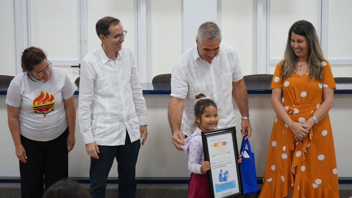 CubaMined's tweet photo. 🇨🇺 El @CubaMined participó en la premiación del Concurso "Fidel y la Informática" del proyecto https://t.co/B6zG7omT1Z. Todos los niños, niñas y adolescentes que participaron fueron reconocidos por sus maestros con diplomas de ganadores.
#ConFidelEnCadaAula https://t.co/hor5xhiJ7W