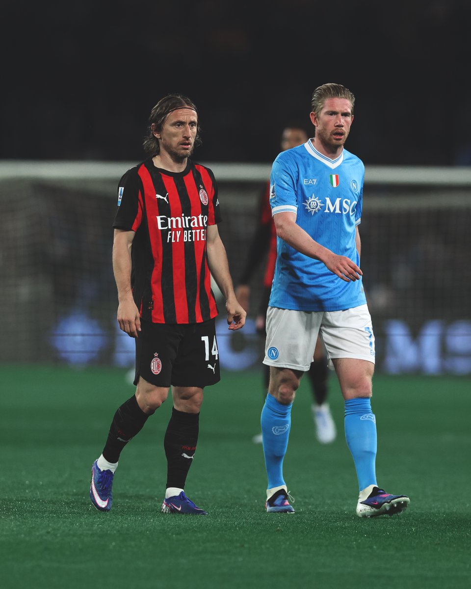 SI_FootballClub's tweet photo. Royalty in the middle. https://t.co/4UTgERssWY