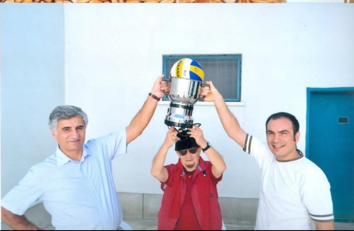 MehmetPerincek's tweet photo. YALÇIN KÜÇÜK HOCAYLA ADALET (KUMPAS) BAKANLIĞI’NI NASIL TROLLEDİK?

2012 yazı. Cezaevi fotoğrafçısı koğuşa gelecek. Bu sefer biraz daha eğlenceli bir şeyler yapalım dedik. Ben, Prof. Dr. Yalçın Küçük, Prof. Dr. Fatih Hilmioğlu. Semaverle kupa niyetine bir sürü fotoğraf çektirdik. Her fotoğrafın altına da açıklamalar yazarak fotoroman gibi sosyal medyada yayınladık. (Elbette avukatlar aracılığıyla) Hala Twitter ve Facebook hesaplarımda duruyor. Aşağıda bu fotolardan dördü var. Fotoroman metninden bazıları ise şöyle:

"Silivri Cezaevi Ayak Voleybolu Turnuvası'nı bu sene akademisyenler koğuşu olarak bilinen B-2 kazandı...

Şampiyon takıma kupası törenle teslim edildi.

İşte "Filenin Profları"!

Kupa töreni herhangi bir ışık kapatma provokasyonuna karşı gündüz yapıldı.

Ancak güvenlik gereği B2 koğuşunun taraftarlarıyla kucaklaşmasına izin verilmedi.

Kupa töreni sonrası basın toplantısı gerçekleşti.

Toplantıda "daha rüya takım değiliz" açıklaması yapılırken...

"Filenin Profları" önümüzdeki ay Türkiye'yi dünya şampiyonasında temsil edecek...

Yalçın Küçük, "dünya kupasında bizi ancak Ebu Garib ile Guantanamo zorlar" dedi.

Adalet Bakanlığı dünya kupası için yurtdışına çıkışlarına gerekli kolaylığın sağlanacağını bildirdi.

Filenin Profları, "bu milli bir mesele, büyük ihtimal kaçmayız" açıklamasını yaptı."

Sonra bunu bazı gazeteler ve TV kanalları haber yaptı. Yarı şaka yarı ciddi. Ama Adalet Bakanlığı ciddiye almış, “bizden izin almadan turnuva mı düzenlediniz?” diye cezaevini aramış. Cezaevi yönetimi de fırçayı fotoğrafçıya atmış. Fotoğrafçı da bir dahaki gelişinde “hocam, nolur, semaverle fotoğraf çekmeyelim” dedi.