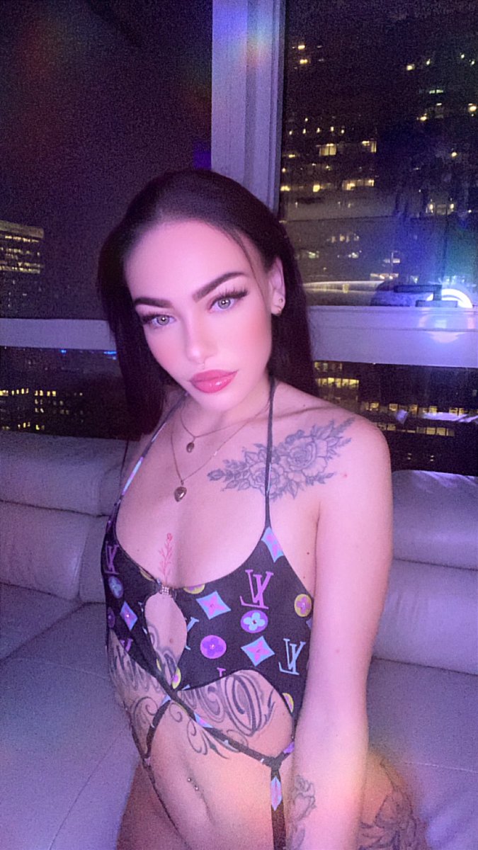 Desire69X's tweet photo. Wanna unlock 20% OFF next month? 😈🔥
Subscribe + show love on ALL my posts…
and I’ll spoil you with a special free gift 🎁💋
#OnlyFans #OFPromo #AprilDeals

https://t.co/aB26KqfQ3s https://t.co/ujexBNbXbQ