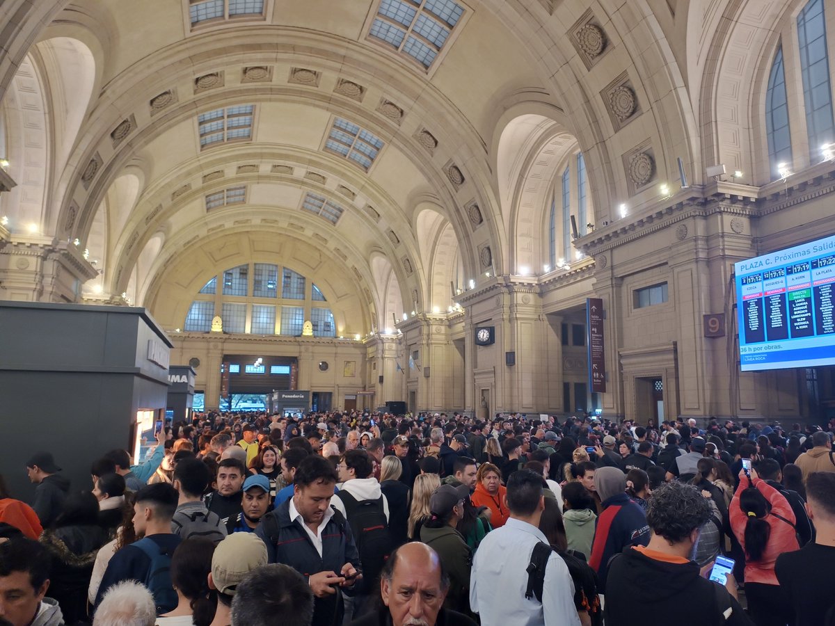 Constitución es el mismísimo infierno.
Todo porque alguien decidió tomar una rehen el el tren y en la estación de Temperley. 
Casi dos horas con casi todos los ramales del tren Roca parados.
