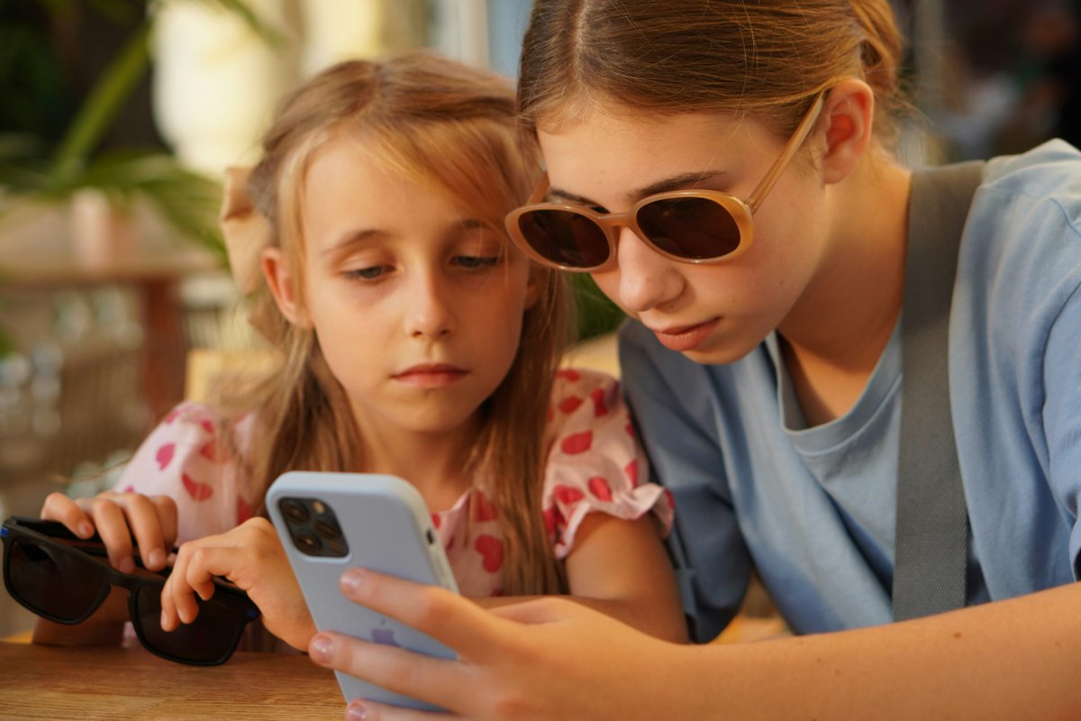 The_Indian_Sun's tweet image. #Victoria will #ban mobile phones, smart watches &amp;amp; earbuds in all schools (government &amp;amp; non-government) from 28 Jan 2027. Devices must be off &amp;amp; kept away during school hours, with exemptions for health needs. #TheIndianSun @BenCarrollMP @JacintaAllanMP

🔗 wp.me/p7ADtX-vAu