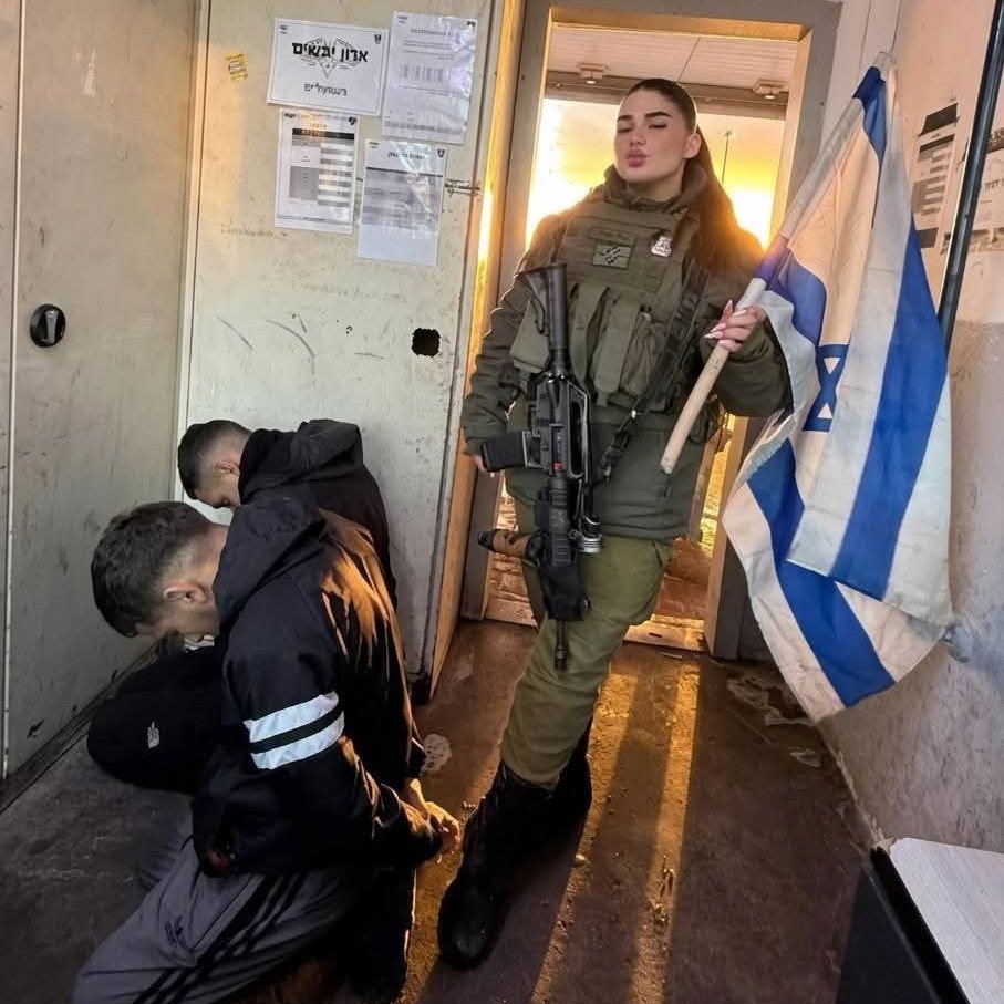 TurkMedyaAjansi's tweet photo. Filistinli Mahkumların Başında Poz Veren israilli Kadın Asker(!), Savaşta Yaralanmış..

▪︎L*Ş Olması Temennisiyle.. https://t.co/6uD7PgmtBf