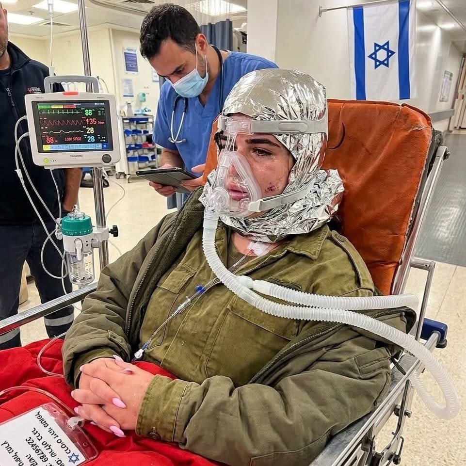 TurkMedyaAjansi's tweet photo. Filistinli Mahkumların Başında Poz Veren israilli Kadın Asker(!), Savaşta Yaralanmış..

▪︎L*Ş Olması Temennisiyle.. https://t.co/6uD7PgmtBf