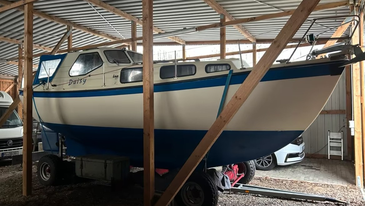 AequantH2's tweet photo. 2️⃣ LM 27 (Denmark) The Hybrid Lab. A robust double-ender motor-sailer. The high, flat roof over the wheelhouse is a ready-made platform for ~800W of solar panels. Crucially, it has massive interior volume to safely house heavy LFP battery banks. ⚡️🛠️ https://t.co/uTwOpq1KZP