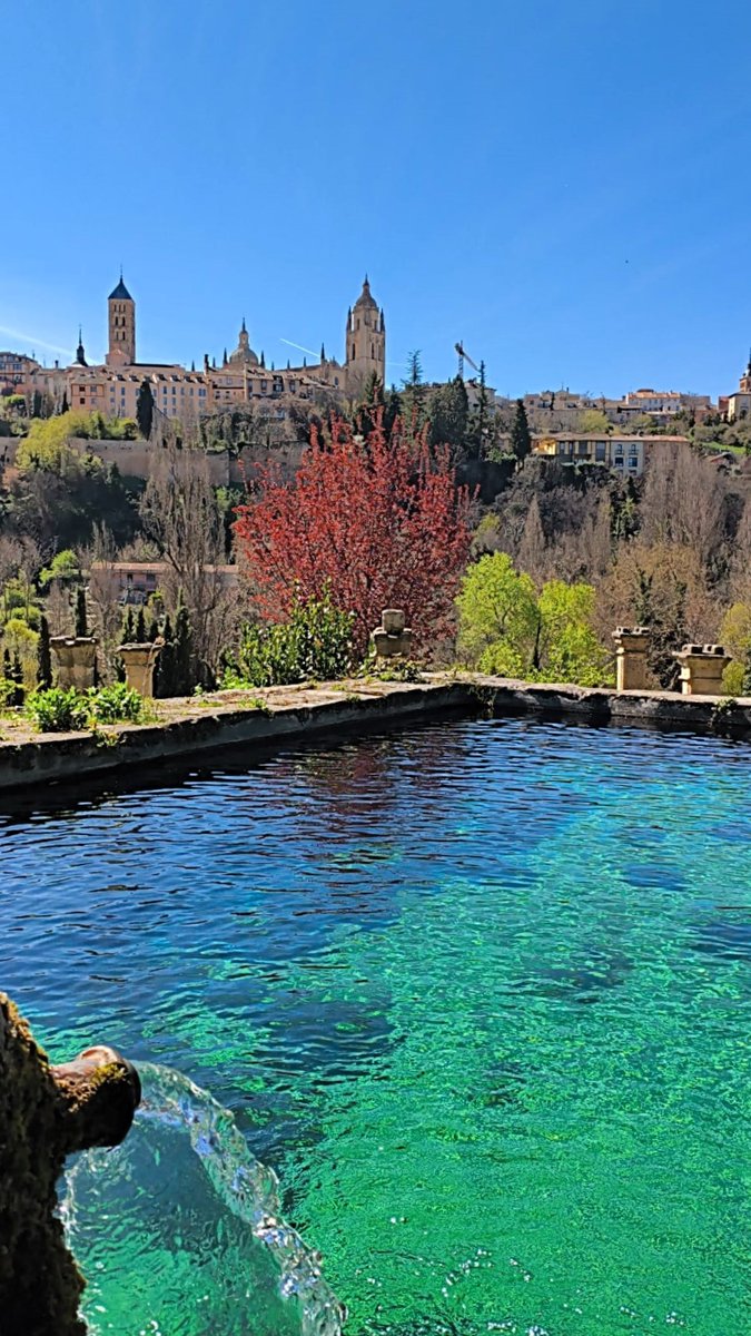 DaniElefantman's tweet photo. Segovia y su icónico Alcázar desde los jardines del Valle del Eresma. #Segovia #hacerfotos  #primavera #estanque https://t.co/sw0xh4bNlc