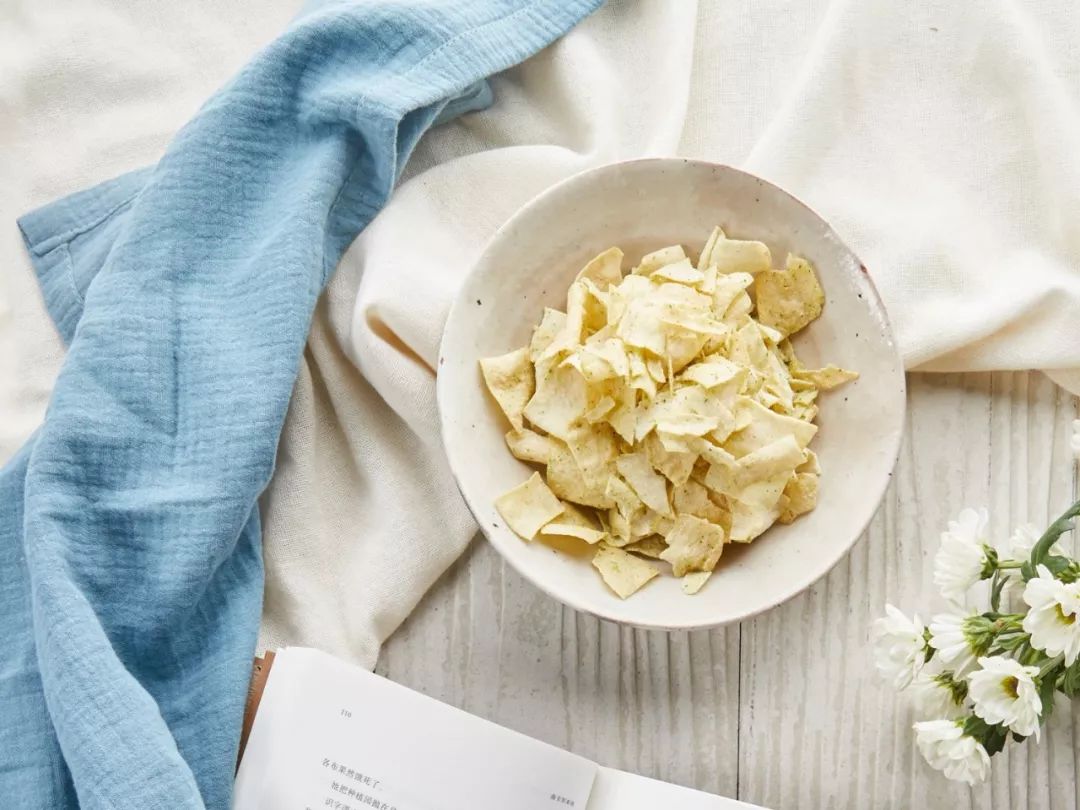DianaElyza's tweet photo. Snack time’s better with a buddy! ♀ Crispy chips + creamy dip = perfect shareable joy. Grab yours u0026 tag a friend to munch with! https://t.co/xA4bp3rsYh