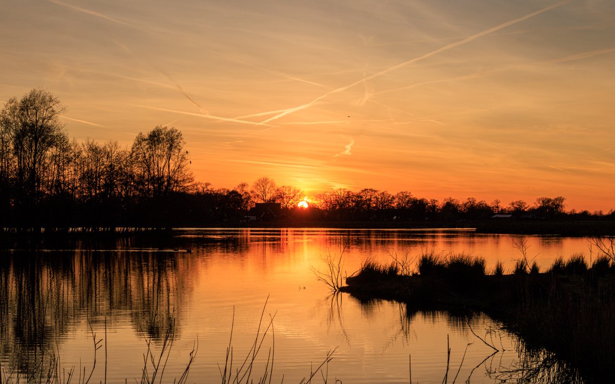AnnySpoolder's tweet photo. Sluit 2e paasdag af met de zonsondergang in #Rectum net buiten #Wierden #waterbuffer #vitens #natuurgebied #mooitwente https://t.co/nqTMOlOU0w