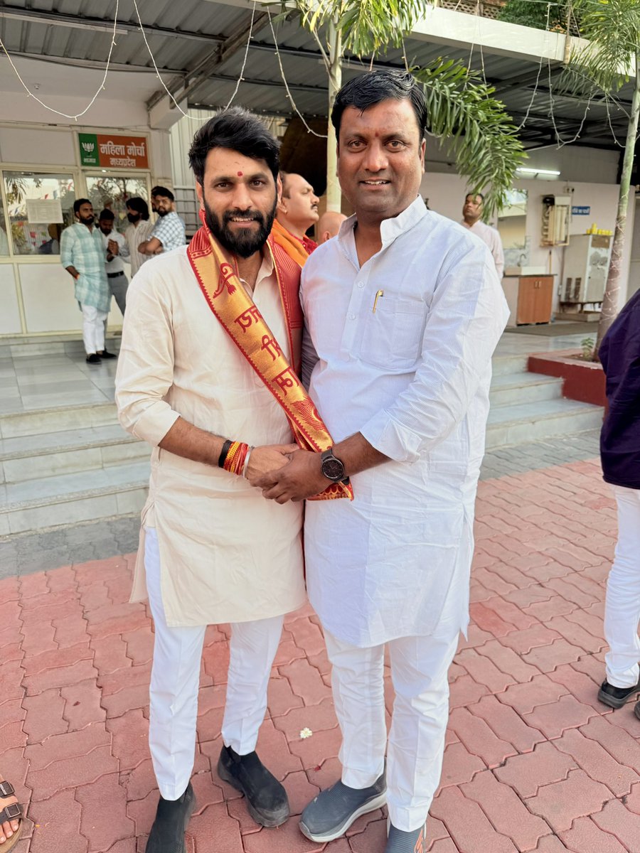 DeepakYadav4bjp's tweet photo. आज भाजपा कार्यालय, भोपाल में प्रिय मित्र श्री @GhanshyamSC जी से सौजन्य भेंट कर उन्हें @MPBJYM के प्रदेश मंत्री पद पर नियुक्त होने पर बधाई एवं शुभकामनाएँ प्रेषित कीं।

आपके नेतृत्व में संगठन को नई ऊर्जा मिले एवं युवाओं में राष्ट्रसेवा की भावना अधिक प्रबल हो,यही शुभकामना है। https://t.co/Ap1clxkcKA