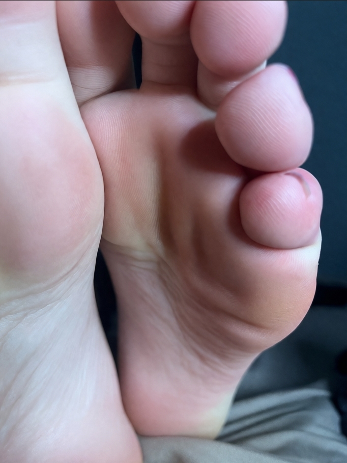 AsenathsSoles's tweet photo. The feet smell means you're supposed to stop breathing them in, not get closer 🙄 https://t.co/AN6iZQRO3z