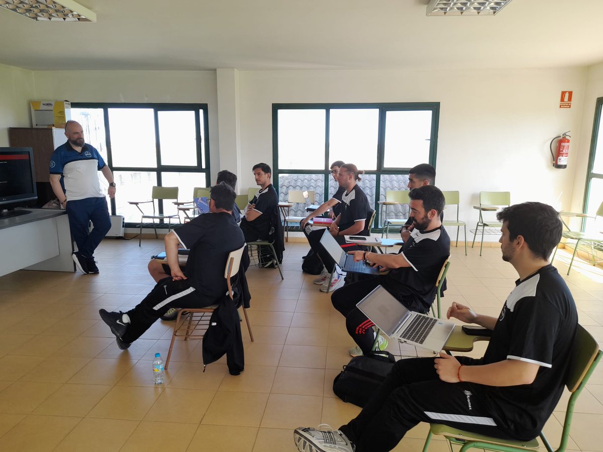 EntrenadoRffm's tweet photo. El curso UEFA 🅰️ con sede en Humanes de Madrid reanuda sus clases tras las vacaciones de Semana Santa.

El alumnado avanza en su proceso formativo con las clases presenciales del profesor @DasiseSimn. https://t.co/r1c6lQbxd2