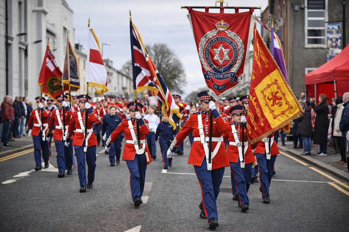 Englishremnant's tweet photo. The annual Easter Monday parade marks the beginning of the Siege of Derry, when King James II rode to Bishop’s Gate expecting surrender, and was met instead with defiance.

The gates stayed shut. The cry went up:  𝗡𝗢 𝗦𝗨𝗥𝗥𝗘𝗡𝗗𝗘𝗥  - a stand for Protestant faith, for British people, and for country. The city stood firm.

Feeder parades move through the town in the morning, all leading into that moment,  a reminder of a British Protestant city that refused to surrender.  🟠🇬🇧🟠🇬🇧🟠🇬🇧🟠🇬🇧