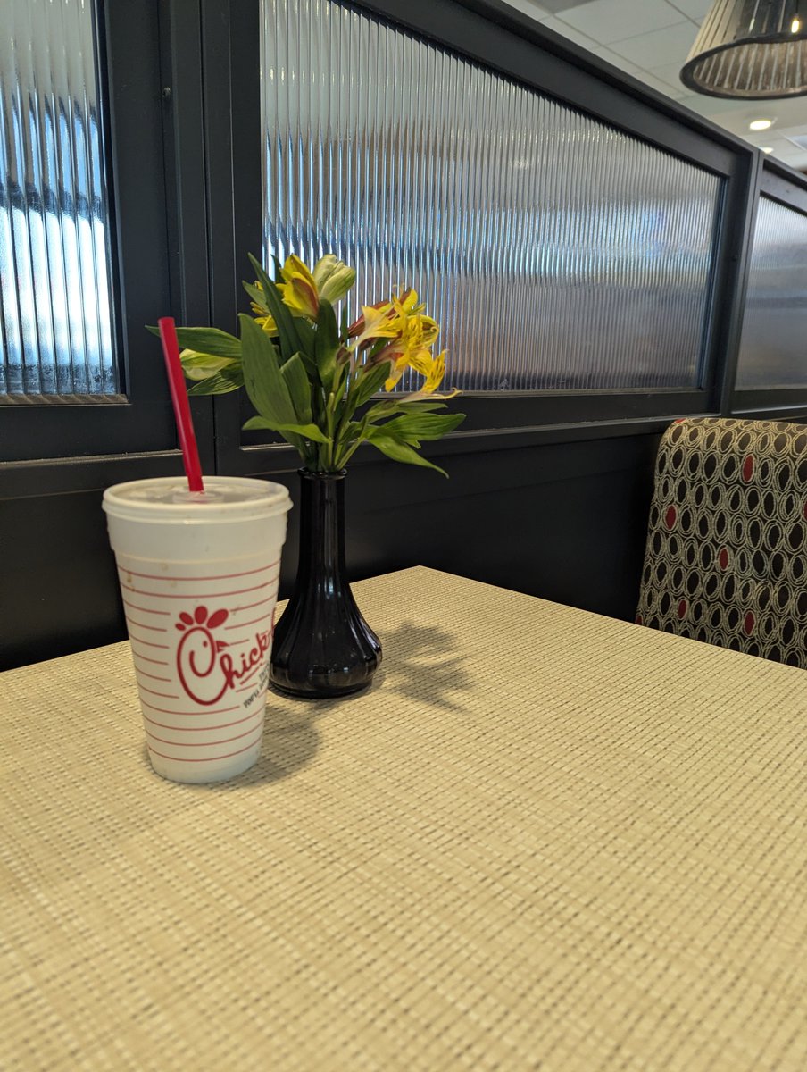 Just taking a moment to appreciate the flowers at <a href="/ChickfilA/">Chick-fil-A, Inc.</a>  #mondaymood