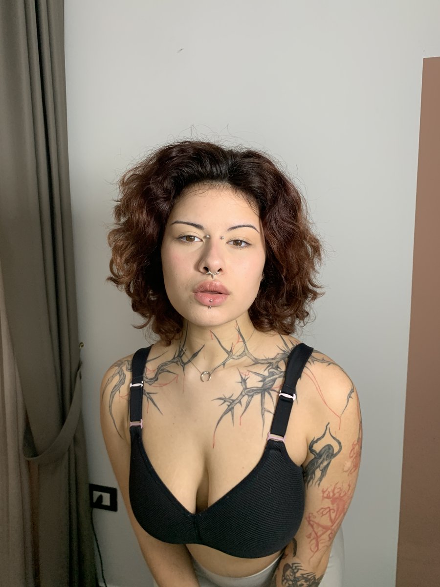 RedWildy's tweet photo. @thekingnatalie gorgeous girl what about me? https://t.co/BwktaaK7ur