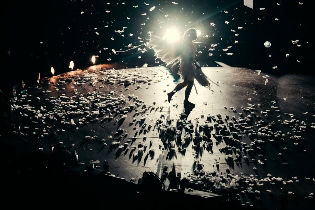 La arena que en tus manos la sujetas
resbala de tu puño si la aprietas