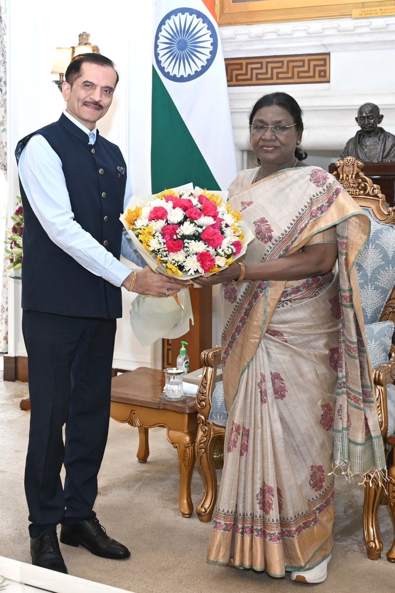 RakshaUni's tweet photo. Professor Bimal N Patel, Vice-Chancellor, Rashtriya Raksha University, thanks Smt Droupadi Murmu, Hon’ble President of India @rashtrapatibhvn , for her kind acceptance of invitation as the Chief Guest for the 5th Convocation of RRU to be held on Tuesday, 14 April 2026 at RRU Main Campus, Lavad-Dehgam, Gandhinagar. The Vice-Chancellor briefs the Honble President about the University achievements in the Amrit Kaal and translation of the vision of Raksha Shakti into action, as one of the Panch Shaktis envisaged by the Honble Prime Minister. @narendramodi @PMOIndia @HMOIndia