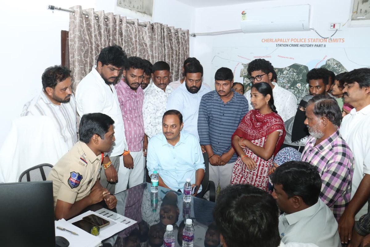 BrsBandari's tweet photo. *మృతు��ి కుటుంబానికి అండగా MLA*

చర్లపల్లి సీఐ సుధాకర్ గారితో ఉప్పల్ ఎమ్మెల్యే బండారి లక్ష్మారెడ్డి గారు మాట్లాడారు. 

ఈ సందర్భంగా చర్లపల్లి డివిజన్ పరిధిలోని ఈసీ నగర్‌కు చెందిన ఎస్‌కే అజ్జు ( 3 సంవత్సరాలు) బైక్ డీకొన్న ప్రమాదంలో మృతి చెందిన ఘటనపై తీవ్ర విచారం వ్యక్తం చేశారు.

మృతుడి కుటుంబానికి న్యాయం చేయాలని డిమాండ్ చేస్తూ చర్లపల్లి పోలీస్ స్టేషన్‌ కి బాధిత కుటుంబ సభ్యులతో వచ్చి చర్చ��ంచారు. 
గాయపడ్డ బాలుడికి న్యాయం చేయాలని అన్నారు.

ఈ కేసును అత్యంత ప్రాధాన్యతగా తీసుకుని పూర్తి స్థాయిలో దర్యాప్తు చేసి, బాధ్యులపై కఠిన చర్యలు తీసుకోవాలని పోలీసులకు ఎమ్మెల్యే గారు సూచించారు.

బాధిత కుటుంబానికి అండగా ఉంటామని, వారికి న్యాయం జరిగే వరకు పోరాటం కొనసాగిస్తామని ఎమ్మెల్యే బండారి లక్ష్మారెడ్డి గారు తెలిపారు.

ఈ కార్యక్రమంలో @BRSparty నాయకులు కార్యకర్తలు కాలనీ వాసులు పెద్ద ఎత్తున  పాల్గొన్నారు.