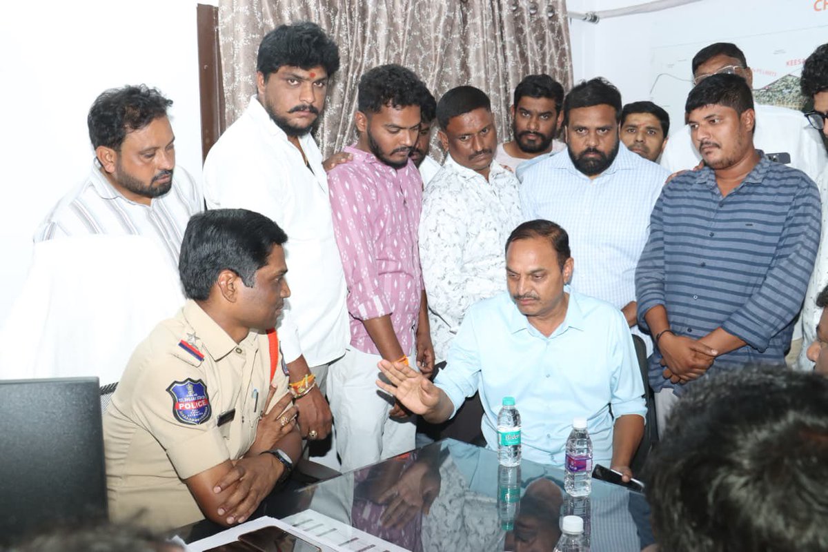 BrsBandari's tweet photo. *మృతు��ి కుటుంబానికి అండగా MLA*

చర్లపల్లి సీఐ సుధాకర్ గారితో ఉప్పల్ ఎమ్మెల్యే బండారి లక్ష్మారెడ్డి గారు మాట్లాడారు. 

ఈ సందర్భంగా చర్లపల్లి డివిజన్ పరిధిలోని ఈసీ నగర్‌కు చెందిన ఎస్‌కే అజ్జు ( 3 సంవత్సరాలు) బైక్ డీకొన్న ప్రమాదంలో మృతి చెందిన ఘటనపై తీవ్ర విచారం వ్యక్తం చేశారు.

మృతుడి కుటుంబానికి న్యాయం చేయాలని డిమాండ్ చేస్తూ చర్లపల్లి పోలీస్ స్టేషన్‌ కి బాధిత కుటుంబ సభ్యులతో వచ్చి చర్చ��ంచారు. 
గాయపడ్డ బాలుడికి న్యాయం చేయాలని అన్నారు.

ఈ కేసును అత్యంత ప్రాధాన్యతగా తీసుకుని పూర్తి స్థాయిలో దర్యాప్తు చేసి, బాధ్యులపై కఠిన చర్యలు తీసుకోవాలని పోలీసులకు ఎమ్మెల్యే గారు సూచించారు.

బాధిత కుటుంబానికి అండగా ఉంటామని, వారికి న్యాయం జరిగే వరకు పోరాటం కొనసాగిస్తామని ఎమ్మెల్యే బండారి లక్ష్మారెడ్డి గారు తెలిపారు.

ఈ కార్యక్రమంలో @BRSparty నాయకులు కార్యకర్తలు కాలనీ వాసులు పెద్ద ఎత్తున  పాల్గొన్నారు.