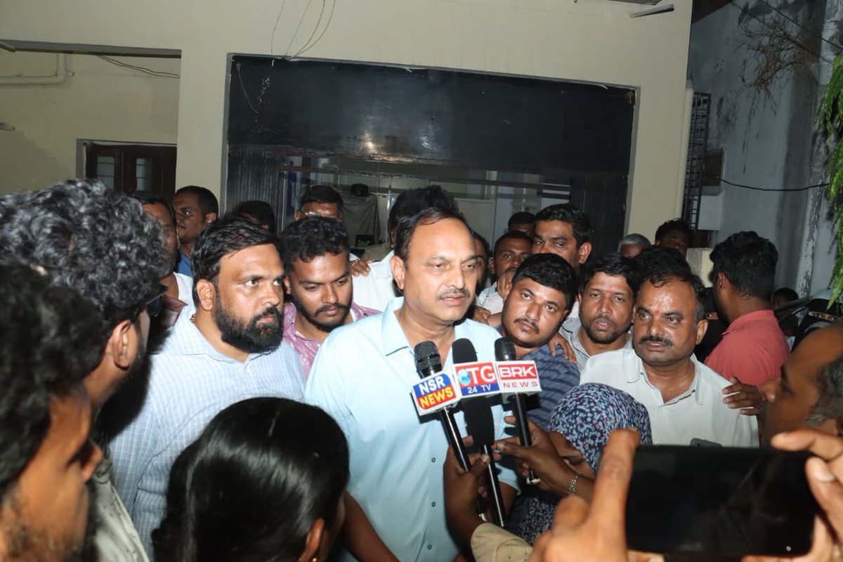 BrsBandari's tweet photo. *మృతు��ి కుటుంబానికి అండగా MLA*

చర్లపల్లి సీఐ సుధాకర్ గారితో ఉప్పల్ ఎమ్మెల్యే బండారి లక్ష్మారెడ్డి గారు మాట్లాడారు. 

ఈ సందర్భంగా చర్లపల్లి డివిజన్ పరిధిలోని ఈసీ నగర్‌కు చెందిన ఎస్‌కే అజ్జు ( 3 సంవత్సరాలు) బైక్ డీకొన్న ప్రమాదంలో మృతి చెందిన ఘటనపై తీవ్ర విచారం వ్యక్తం చేశారు.

మృతుడి కుటుంబానికి న్యాయం చేయాలని డిమాండ్ చేస్తూ చర్లపల్లి పోలీస్ స్టేషన్‌ కి బాధిత కుటుంబ సభ్యులతో వచ్చి చర్చ��ంచారు. 
గాయపడ్డ బాలుడికి న్యాయం చేయాలని అన్నారు.

ఈ కేసును అత్యంత ప్రాధాన్యతగా తీసుకుని పూర్తి స్థాయిలో దర్యాప్తు చేసి, బాధ్యులపై కఠిన చర్యలు తీసుకోవాలని పోలీసులకు ఎమ్మెల్యే గారు సూచించారు.

బాధిత కుటుంబానికి అండగా ఉంటామని, వారికి న్యాయం జరిగే వరకు పోరాటం కొనసాగిస్తామని ఎమ్మెల్యే బండారి లక్ష్మారెడ్డి గారు తెలిపారు.

ఈ కార్యక్రమంలో @BRSparty నాయకులు కార్యకర్తలు కాలనీ వాసులు పెద్ద ఎత్తున  పాల్గొన్నారు.