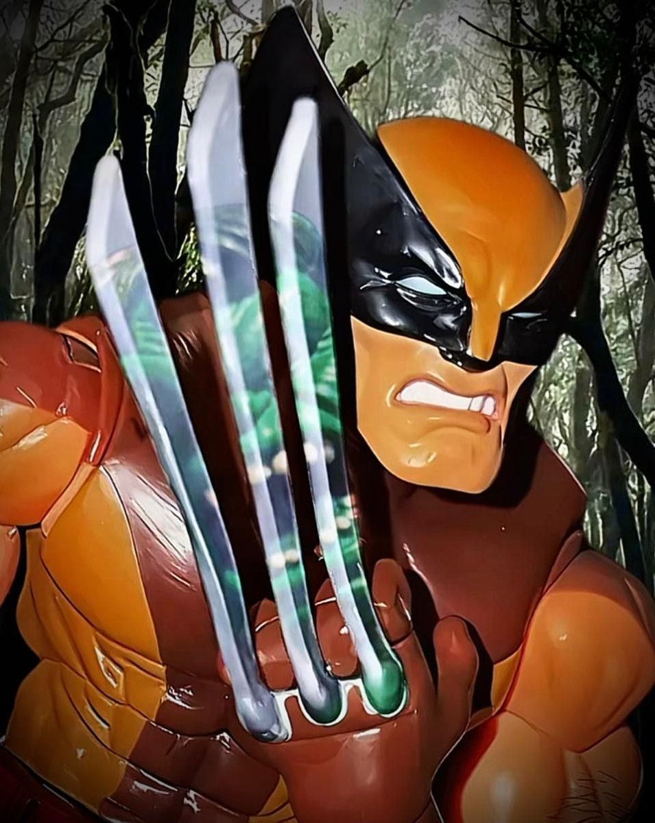 FilmeramaStopMo's tweet photo. Wolverine versus Hulk. Notice the reflection of Hulk in the claws. My main work of #stopmotion is at https://t.co/R765TYJPQB on #YouTube. Hope you like the pics here though and if you do visit please like and subscribe. https://t.co/YTTNwlPziZ