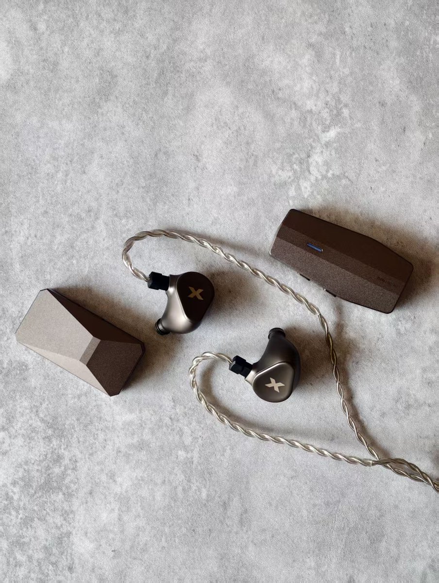 DUNU_Headphone's tweet photo. Even giants can speak softly. TITAN X keeps its power in the details. 🌙
 Retweet this on April 14 for a chance to win a TITAN X. 🎁
#DUNU #TITANX #IEM #HiFi #Audiophile https://t.co/t5ffBDique