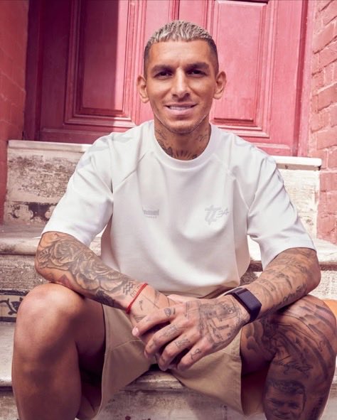 MagazinSimdi's tweet photo. Galatasaraylı futbolcu Torreira, aynı anda 29 kadını takipten çıktı.

🔹 Eski sevgilisi Devrim Özkan ile yeniden barıştıkları iddia ediliyor. https://t.co/7cSMbYXlVS