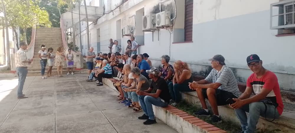 EmpresaCimab's tweet photo. En la mañana de hoy, los trabajadores del #CIMAB se dieron cita para realizar matutino. Muestra de que, a pesar de las dificultades y del bloqueo este colectivo vive con la certeza de que la ciencia y la unidad son nuestras principales trincheras #TransporteCuba. https://t.co/NuNZYdjf5a