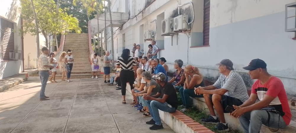 EmpresaCimab's tweet photo. En la mañana de hoy, los trabajadores del #CIMAB se dieron cita para realizar matutino. Muestra de que, a pesar de las dificultades y del bloqueo este colectivo vive con la certeza de que la ciencia y la unidad son nuestras principales trincheras #TransporteCuba. https://t.co/NuNZYdjf5a
